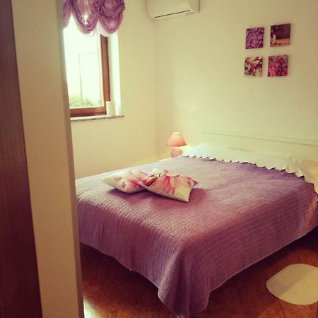 Room Kris With Private Entrance & Private Bathroom Vilanija Ngoại thất bức ảnh