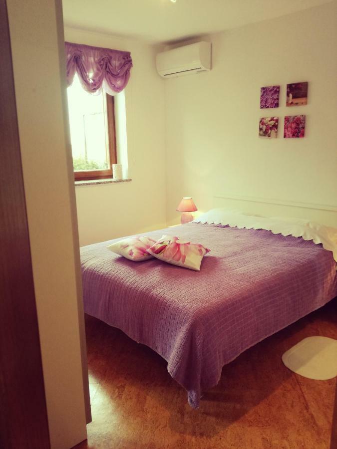Room Kris With Private Entrance & Private Bathroom Vilanija Ngoại thất bức ảnh