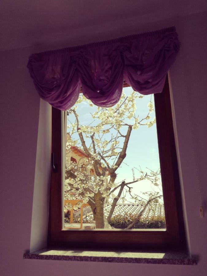 Room Kris With Private Entrance & Private Bathroom Vilanija Ngoại thất bức ảnh