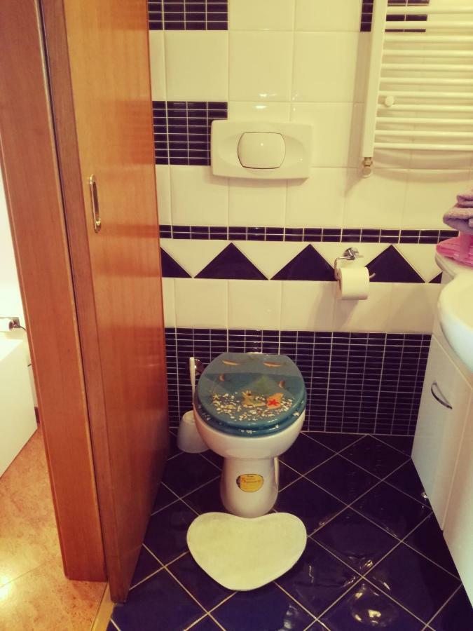 Room Kris With Private Entrance & Private Bathroom Vilanija Ngoại thất bức ảnh