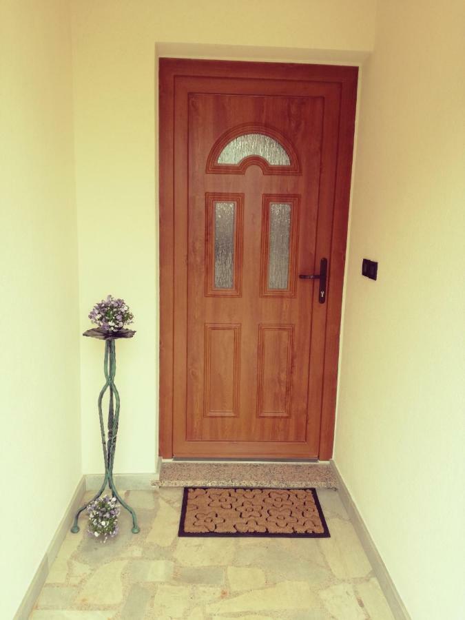 Room Kris With Private Entrance & Private Bathroom Vilanija Ngoại thất bức ảnh
