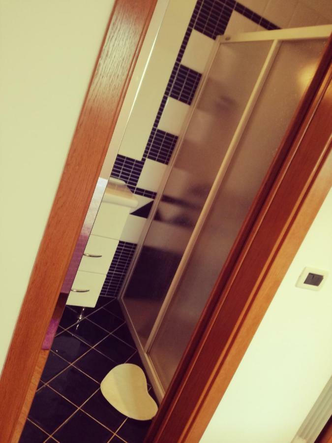 Room Kris With Private Entrance & Private Bathroom Vilanija Ngoại thất bức ảnh