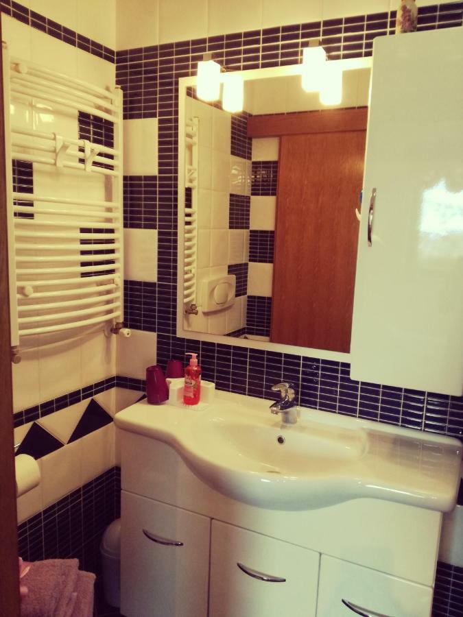 Room Kris With Private Entrance & Private Bathroom Vilanija Ngoại thất bức ảnh