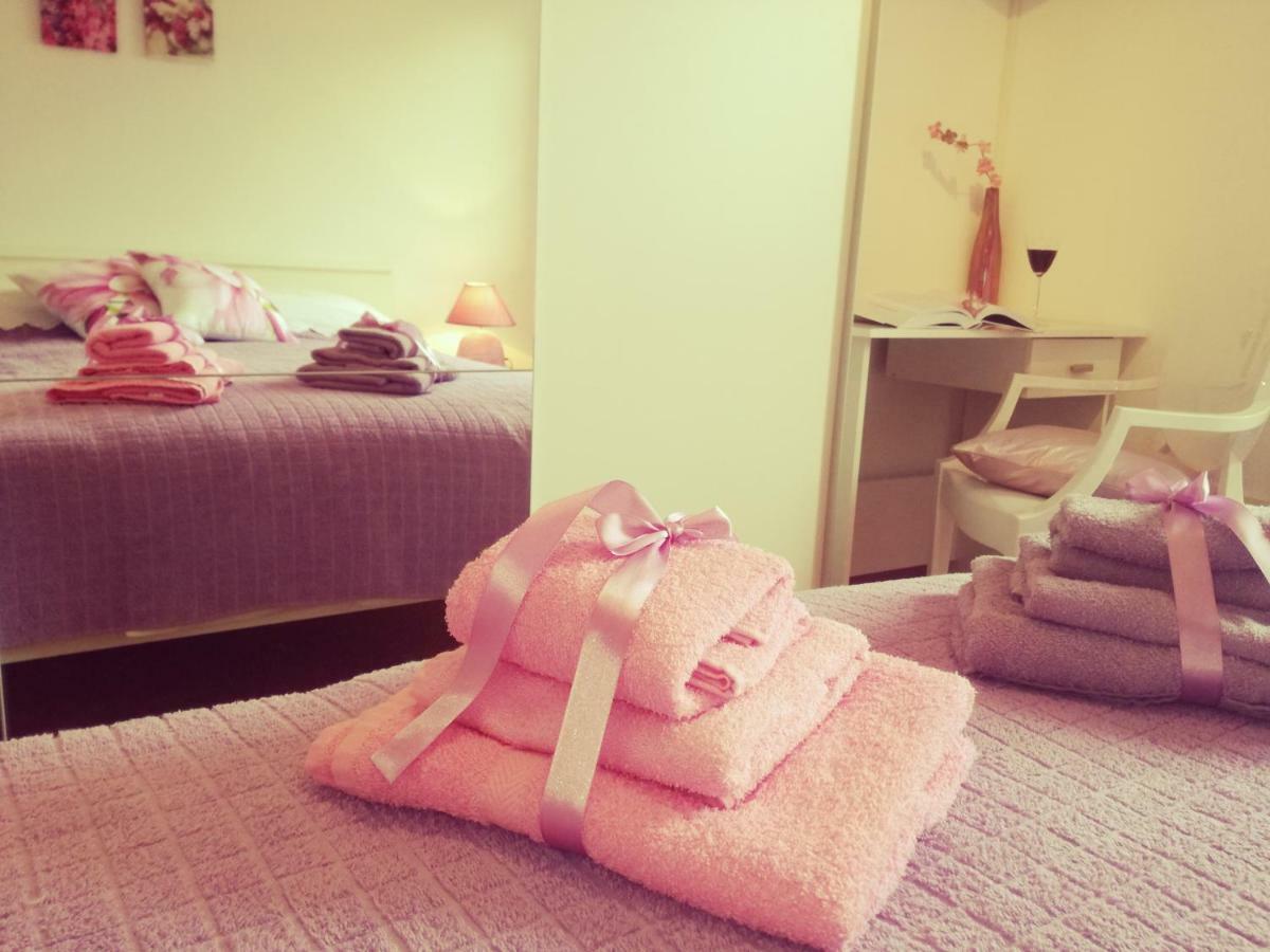 Room Kris With Private Entrance & Private Bathroom Vilanija Ngoại thất bức ảnh