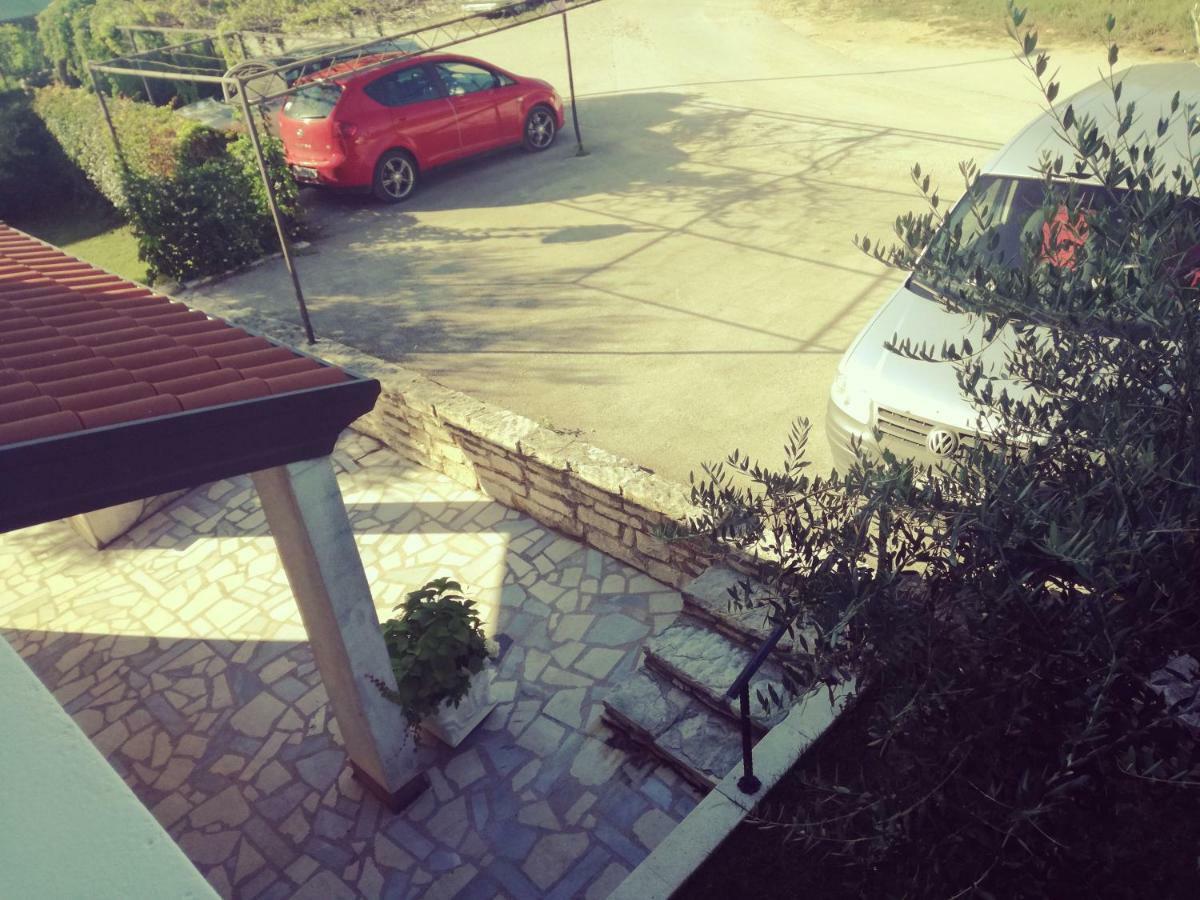 Room Kris With Private Entrance & Private Bathroom Vilanija Ngoại thất bức ảnh