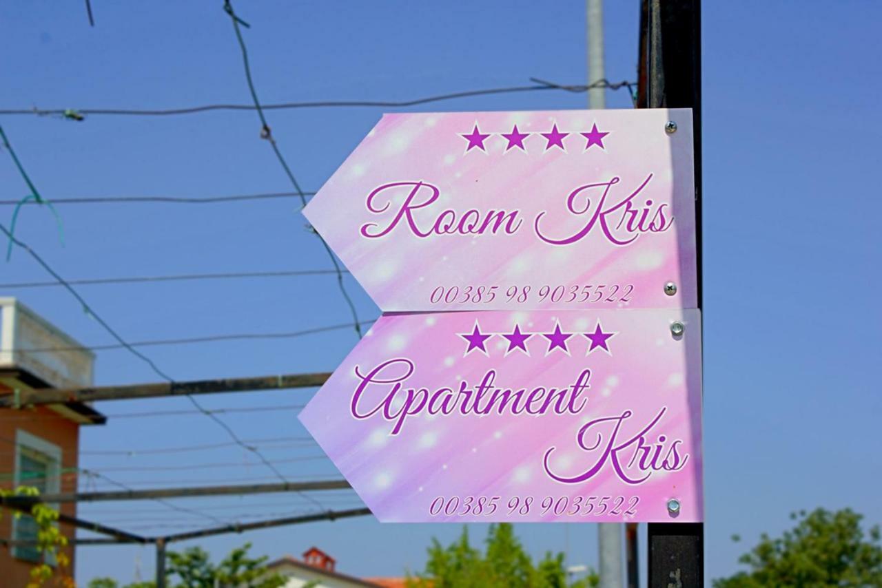 Room Kris With Private Entrance & Private Bathroom Vilanija Ngoại thất bức ảnh